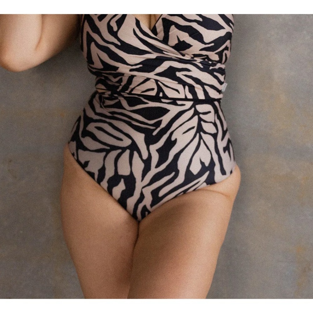 BAIIA Bikini Bottom Women AU 26 US 22 Black Tan Zebra Print Reversible Tulum NEW